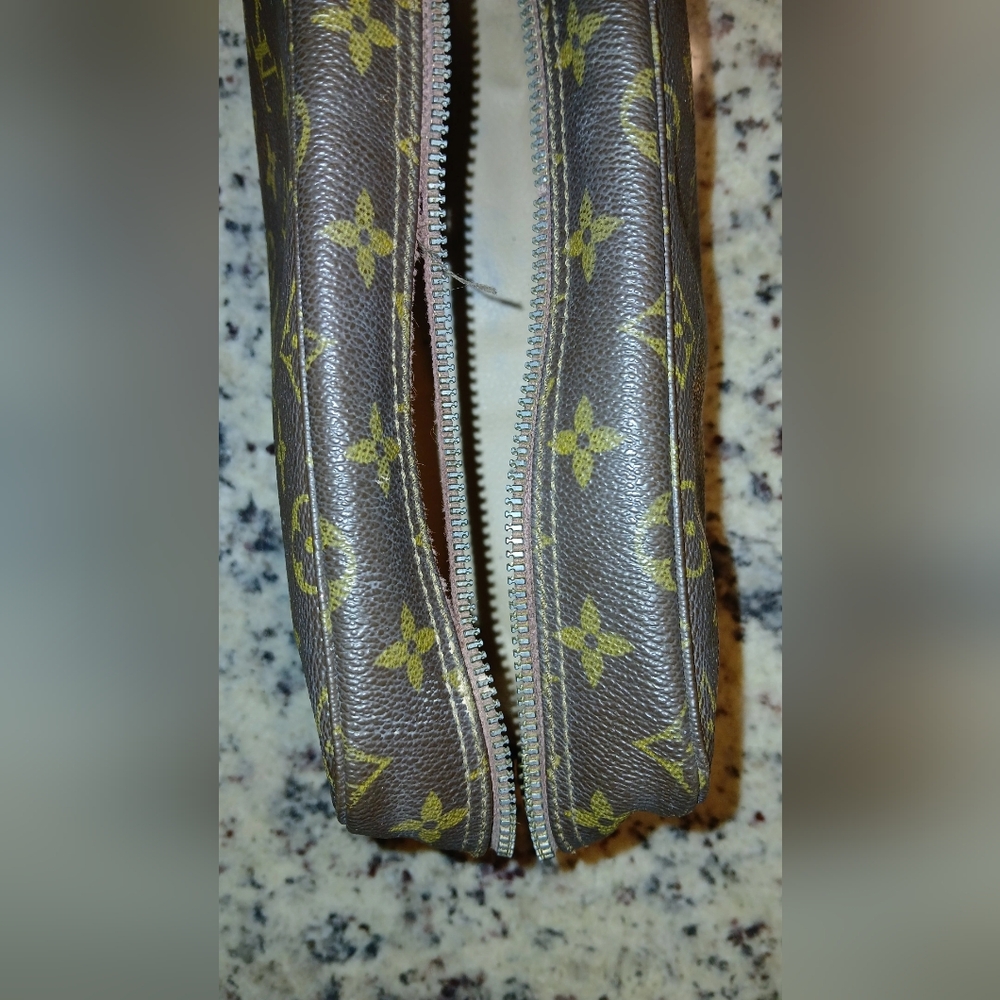 LOUIS VUITTON VINTAGE MAKEUP BAG - Picture 6 of 13